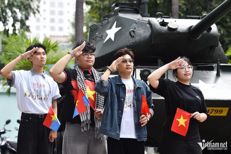 L'amour de la Patrie envahit les rues de Hô Chi Minh-Ville à la fin du mois d'avril ảnh 6