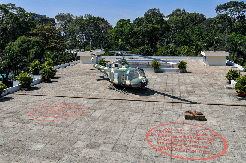 Le 8 avril 1975, le pilote Nguyen Thanh Trung, au commande d’un F-5E, décolle de Bien Hoa et largue des bombes sur le Palais de l’Indépendance. Bien que l'attaque ait causé des dommages légers, l’une des bombes est tombée sur le toit, n’explosant que partiellement et provoquant un affaissement localisé. Les traces de cette attaque ont été conservées par les gestionnaires du site, qui les ont mises en évidence pour permettre aux visiteurs de mieux comprendre cet événement historique.