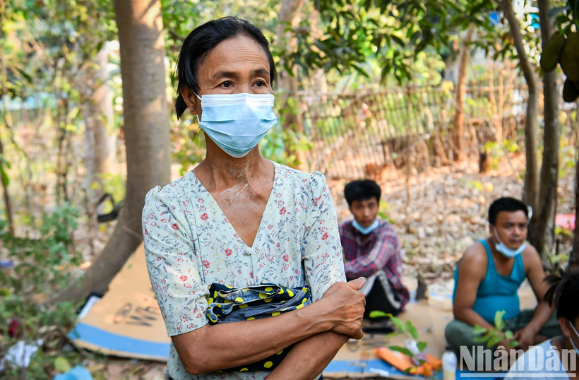 Des visages perdus, des regards pleins d’espoir, attendant désespérément des nouvelles de leurs proches pris sous les décombres, dans une souffrance inimaginable.