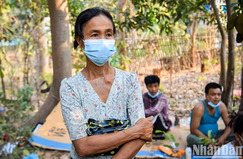 Des visages perdus, des regards pleins d’espoir, attendant désespérément des nouvelles de leurs proches pris sous les décombres, dans une souffrance inimaginable.