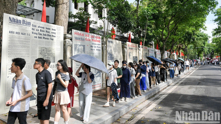 Un grand nombre de lecteurs font la queue pour recevoir le supplément. Photo : Nhân Dân.