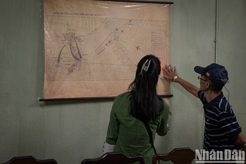 De nombreux objets, tels que des cartes de guerre, des tables et des chaises de réunion, ainsi que des appareils de communication, sont conservés dans leur état d'origine dans le bunker D67, offrant une impression saisissante d'une époque historique à la fois héroïque et marquée par des luttes intenses pour la liberté de la nation.