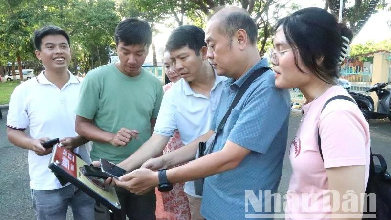 Les visiteurs sont ravis de découvrir l’expérience du scan des panneaux équipés de puces NFC dans le cadre du projet "Yêu lắm Việt Nam" au musée de Dak Lak. Photo : NDEL. Les visiteurs sont ravis de découvrir l’expérience du scan des panneaux équipés de puces NFC dans le cadre du projet "Yêu lắm Việt Nam" au musée de Dak Lak. Photo : NDEL.