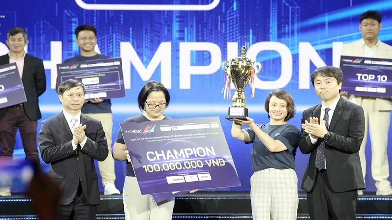 Remise du premier prix à l'équipe BUYO lors du concours cherchant des startups brillantes 2023. Photo : NDEL. Remise du premier prix à l'équipe BUYO lors du concours cherchant des startups brillantes 2023. Photo : NDEL.