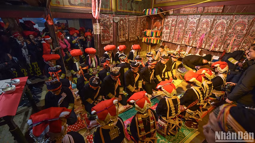 La cérémonie du cap sac est l’un des rites uniques transmis depuis de nombreuses générations au sein de l’ethnie Dao. Photo : NDEL.