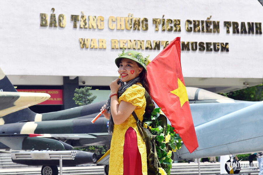 L'amour de la Patrie envahit les rues de Hô Chi Minh-Ville à la fin du mois d'avril ảnh 7