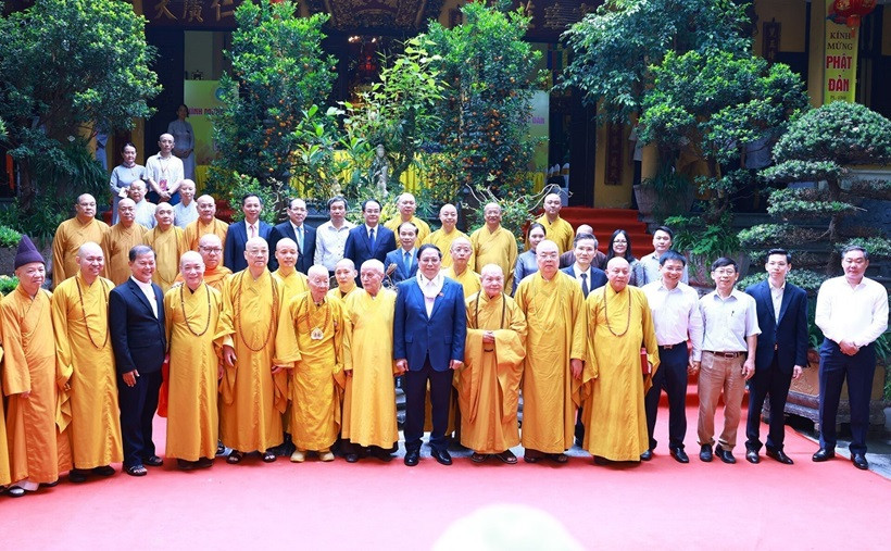 Le Premier ministre vietnamien Pham Minh Chinh (1er plan, centre) à la cérémonie en l'honneur du 2568e anniversaire de Bouddha - Journée du Vesak, organisée le 22 mai 2024 dans la pagode Quan Su à Hanoï. Photo : VNA. Le Premier ministre vietnamien Pham Minh Chinh (1er plan, centre) à la cérémonie en l'honneur du 2568e anniversaire de Bouddha - Journée du Vesak, organisée le 22 mai 2024 dans la pagode Quan Su à Hanoï. Photo : VNA.
