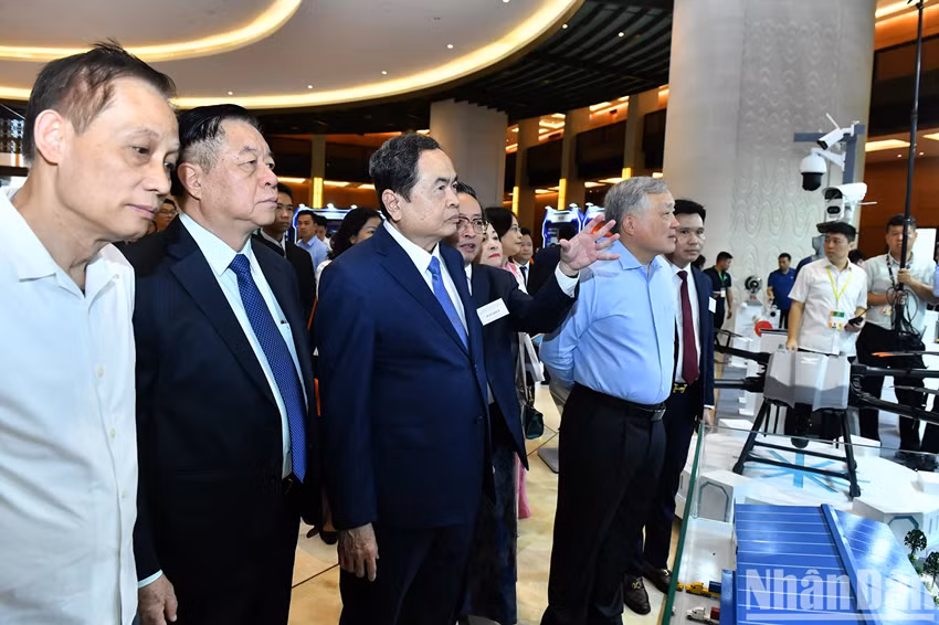 Les dirigeants du Parti et de l’État vietnamiens se rendent à l’exposition. Photo : NDEL.