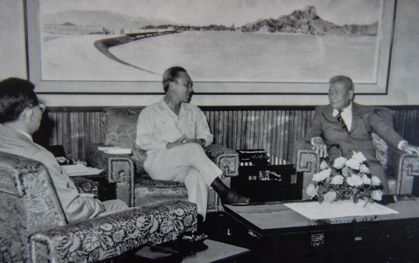 Au bureau du président. Le président de la République du Vietnam Nguyen Van Thieu (au centre), le Premier ministre Tran Van Huong (à droite) reçoivent le ministre de la Culture, de l’Éducation et de la Jeunesse, Le Minh Tri (à gauche), le 25 septembre 1968.