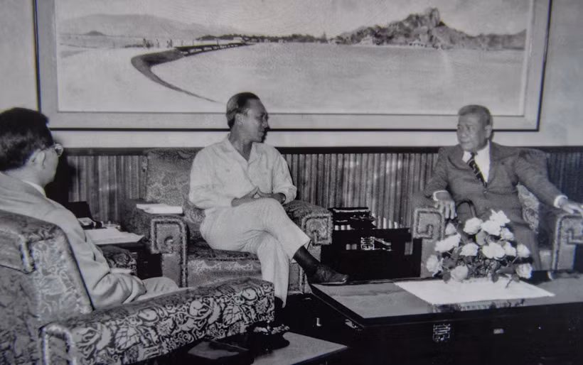 Au bureau du président. Le président de la République du Vietnam Nguyen Van Thieu (au centre), le Premier ministre Tran Van Huong (à droite) reçoivent le ministre de la Culture, de l’Éducation et de la Jeunesse, Le Minh Tri (à gauche), le 25 septembre 1968.