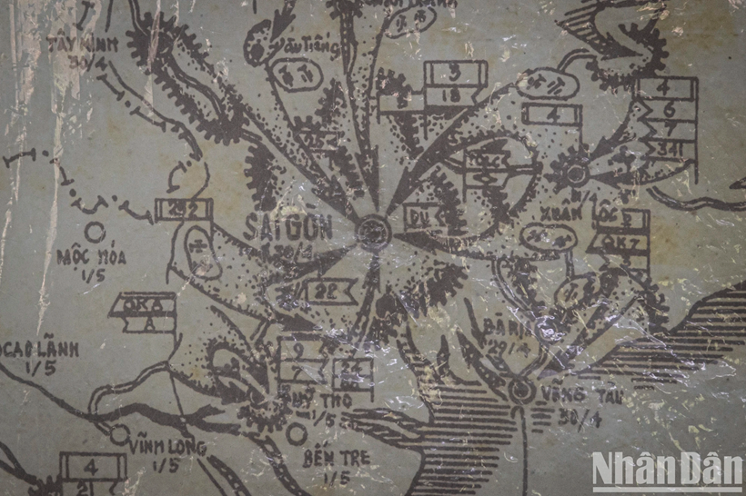 Dans cette pièce, en tant que Secrétaire de la Commission militaire centrale, ministre de la Défense et Commandant en chef de l’Armée populaire vietnamienne, le Général Vo Nguyên Giap rédigea le télégramme historique qui fit date : "Vitesse, encore plus de vitesse ; audace, encore plus d’audace. Profitez de chaque heure, chaque minute, avancez vers le front pour libérer le Sud…".