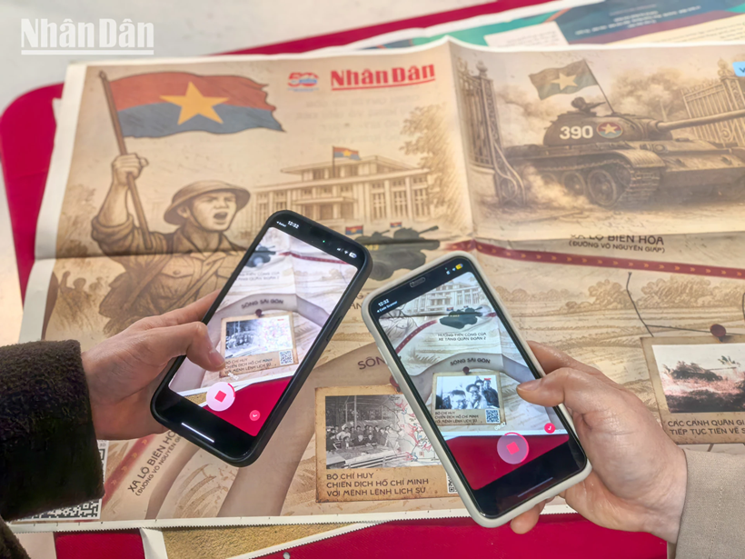 Pour sa part, Mme Vu Dan Thanh (25 ans) a exprimé son regret de ne pas pouvoir être présente au Vietnam pour célébrer et vivre l'atmosphère héroïque du pays lors du 30 avril dernier. «Ce supplément est un véritable cadeau pour des étudiants à l’étranger comme moi, qui nous lie à l'histoire de notre nation. La technologie de réalité augmentée (AR) intégrée dans les pages du journal rend encore plus captivant l'intérêt des jeunes pour notre riche patrimoine historique. Je n’hésiterai pas à faire découvrir cette publication spéciale à mes amis français», a-t-elle déclaré avec enthousiasme. Pour sa part, Mme Vu Dan Thanh (25 ans) a exprimé son regret de ne pas pouvoir être présente au Vietnam pour célébrer et vivre l'atmosphère héroïque du pays lors du 30 avril dernier. «Ce supplément est un véritable cadeau pour des étudiants à l’étranger comme moi, qui nous lie à l'histoire de notre nation. La technologie de réalité augmentée (AR) intégrée dans les pages du journal rend encore plus captivant l'intérêt des jeunes pour notre riche patrimoine historique. Je n’hésiterai pas à faire découvrir cette publication spéciale à mes amis français», a-t-elle déclaré avec enthousiasme.