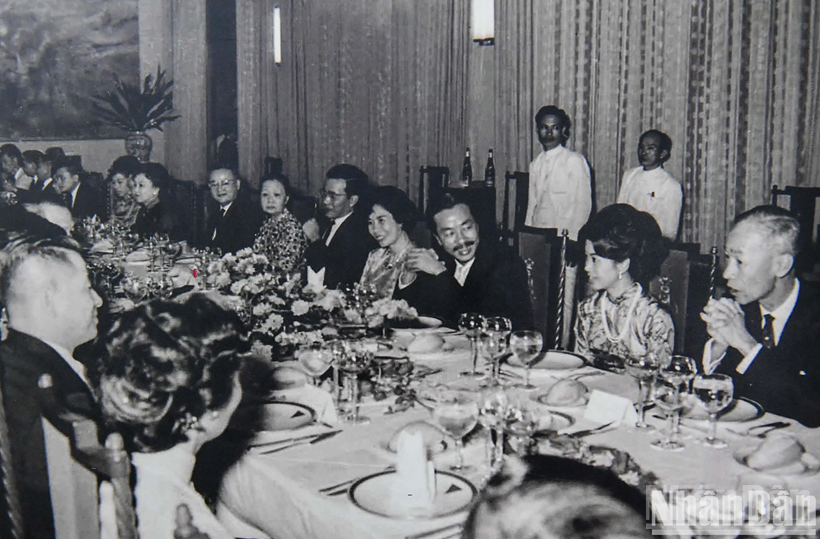 La salle de banquet, lieu des réceptions somptueuses pouvant accueillir plus de 100 invités. Le 31 octobre 1967, un banquet a eu lieu pour célébrer la cérémonie d'investiture du président de la République du Vietnam Nguyen Van Thieu, et de son vice-président Nguyen Cao Ky.