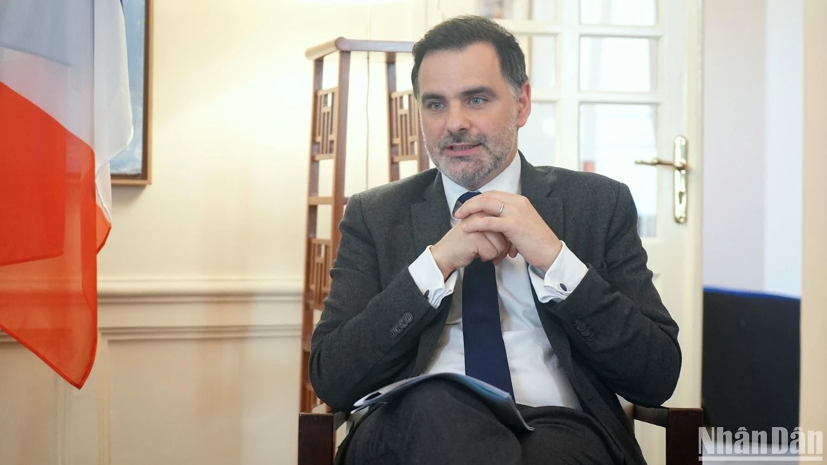Le ministre délégué chargé du Commerce extérieur et des Français de l'étranger, Laurent Saint-Martin lors d'une interview accordée au Journal Nhân Dân. Photo : NDEL.