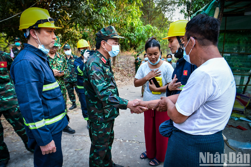 Des larmes ont coulé, tant pour avoir retrouvé un être cher que pour l'affection envers les secouristes vietnamiennes. Les habitants, profondément émus, ont exprimé leur gratitude pour l'aide précieuse apportée par l'Armée du Vietnam.