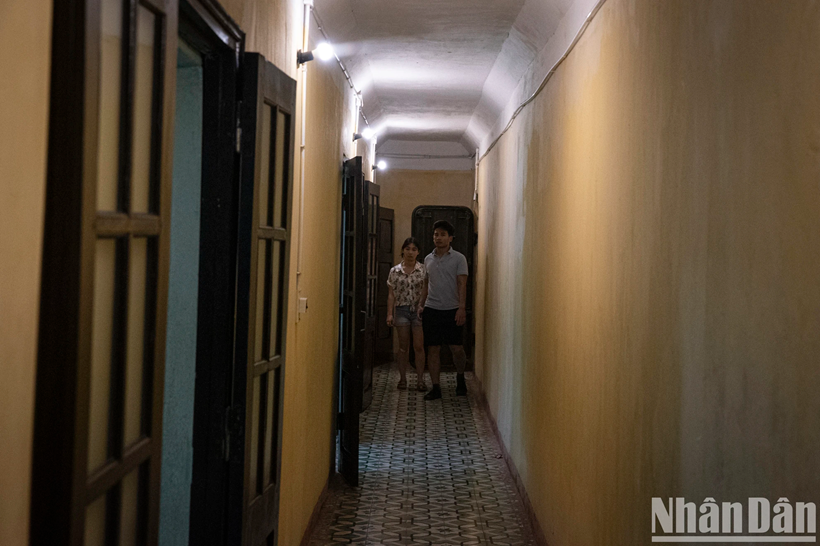 La porte principale mène au couloir, avec deux extrémités reliant les deux escaliers qui mènent aux bureaux du Général Vo Nguyên Giap et du Général Van Tiên Dung.