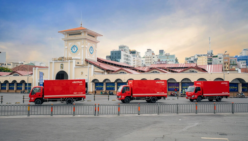 Des amions de livraison de Viettel Post devant le marche Ben Thanh à Ho Chi Minh-Ville. Photo : ICTVietnam. Des amions de livraison de Viettel Post devant le marche Ben Thanh à Ho Chi Minh-Ville. Photo : ICTVietnam.