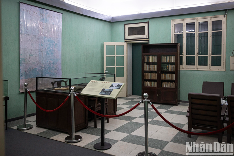 Le bureau du Général Van Tiên Dung se trouve à l'ouest de la maison D67. C'est dans cet espace, en sa qualité de vice-secrétaire de la Commission militaire centrale et chef d'État-major général de l'Armée populaire vietnamienne, qu'il signa de nombreuses directives et décisions cruciales, contribuant ainsi à la défaite de la guerre de destruction menée par l'aviation américaine dans le Nord.