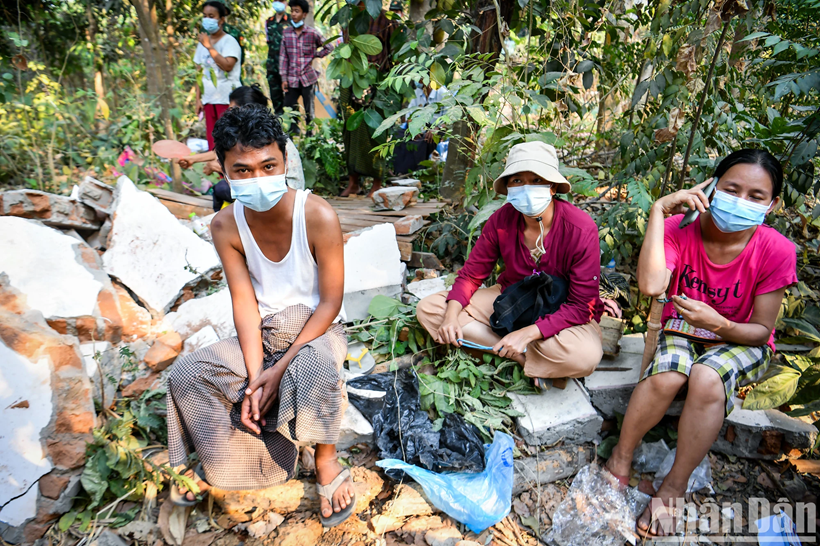 Leurs regards restent rivés sur le travail des sauveteurs.