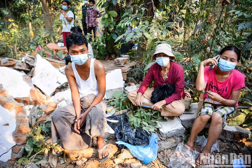 Leurs regards restent rivés sur le travail des sauveteurs.
