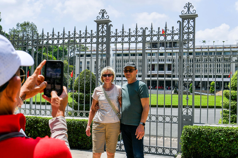 Le 30 avril 1975, le char numéro 390 de l’armée de libération a franchi la porte du Palais de l’Indépendance, marquant ainsi un tournant historique. Aujourd'hui, cette porte emblématique attire de nombreux visiteurs étrangers qui se réjouissent de prendre des photos et de vivre ce moment symbolique lors de leur visite du Palais de l’Indépendance.