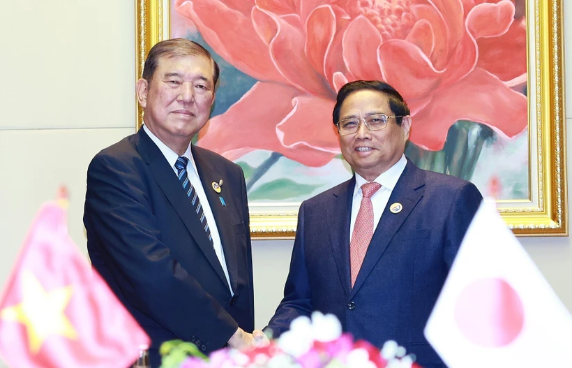 Le Premier ministre Pham Minh Chinh (droite) rencontre son homologue japonais Ishiba Shigeru, lors de sa visite à Vientiane (Laos) le 11 octobre 2024 pour participer aux 44e et 45e sommets de l'ASEAN et aux sommets connexes. Photo : VNA. Le Premier ministre Pham Minh Chinh (droite) rencontre son homologue japonais Ishiba Shigeru, lors de sa visite à Vientiane (Laos) le 11 octobre 2024 pour participer aux 44e et 45e sommets de l'ASEAN et aux sommets connexes. Photo : VNA.
