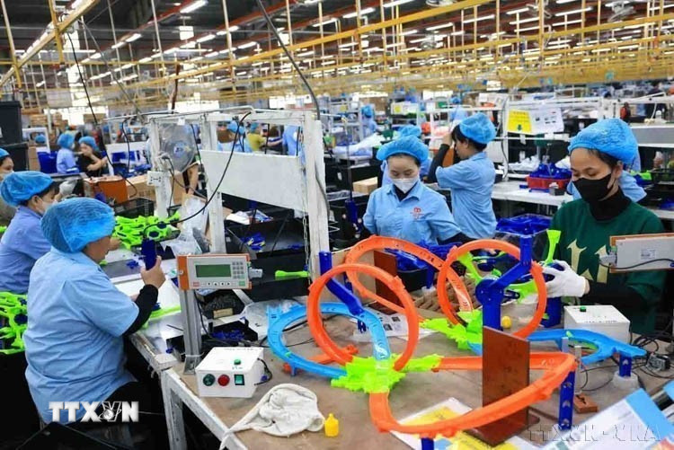 Fabrication de jouets pour enfants de la société à responsabilité limitée d’exportation Billion Max Vietnam, à capitaux 100 % hongkongais (Chine), destinés aux marchés des États-Unis, de la France et du Chili. Photo : VNA. Fabrication de jouets pour enfants de la société à responsabilité limitée d’exportation Billion Max Vietnam, à capitaux 100 % hongkongais (Chine), destinés aux marchés des États-Unis, de la France et du Chili. Photo : VNA.