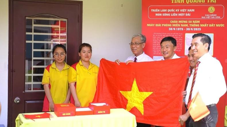 L’exposition met en valeur près de 150 drapeaux nationaux, chacun portant en lui une histoire unique. Photo : NDEL. L’exposition met en valeur près de 150 drapeaux nationaux, chacun portant en lui une histoire unique. Photo : NDEL.