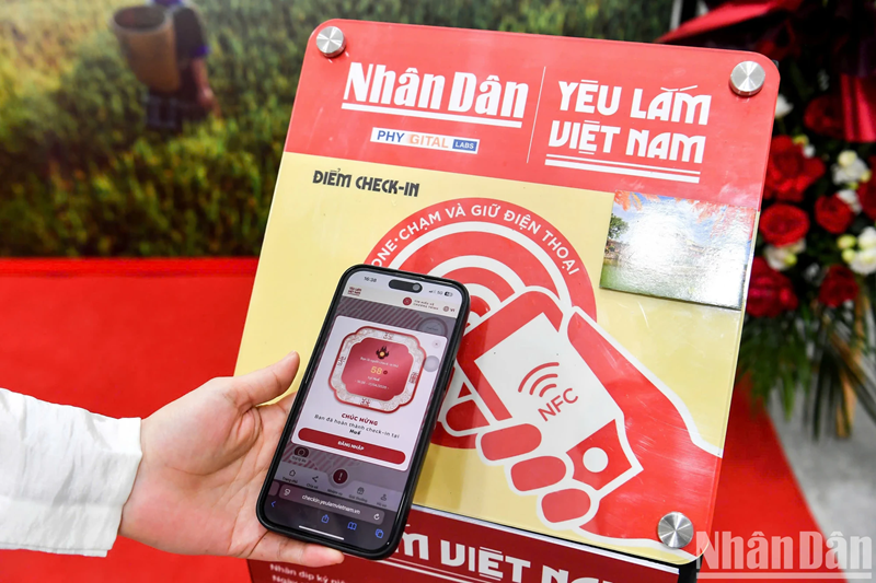 Avec le panneau muni de NFC, les habitants peuvent participer au voyage « Yêu lắm Việt Nam » simplement en la scannant, sans avoir besoin d'installer une application. Photo : NDEL. Avec le panneau muni de NFC, les habitants peuvent participer au voyage « Yêu lắm Việt Nam » simplement en la scannant, sans avoir besoin d'installer une application. Photo : NDEL.