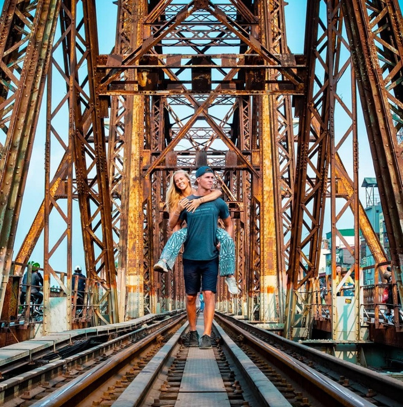 Le pont Long Biên est un site emblématique de Hanoï, très prisé des touristes étrangers pour leurs photos. Photo : Thoidai.