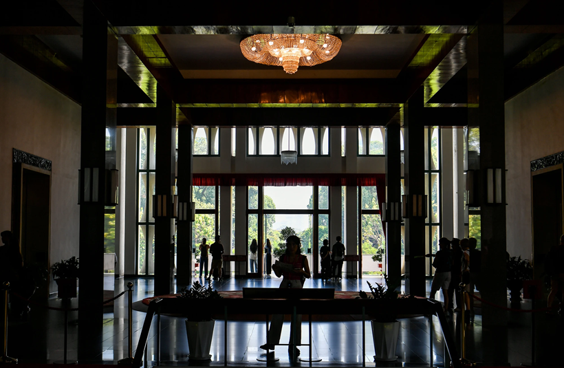 Construit en 1868, le Palais de l’Indépendance s’appelait à l’origine le Palais Norodom. En 1962, il a été reconstruit selon les plans de l’architecte vietnamien Ngo Viet Thu, premier vietnamien à recevoir le prestigieux prix Khoi nguyen La Ma. Les visiteurs sont fascinés de constater que l'architecture et l'intérieur du Palais de l’Indépendance ont su conserver leur état d’origine.