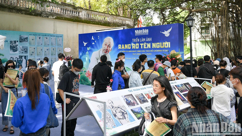 L'exposition intitulée « Rạng rỡ tên Người » (La Gloire du nom du Président Hô Chi Minh). Photo : Nhân Dân.