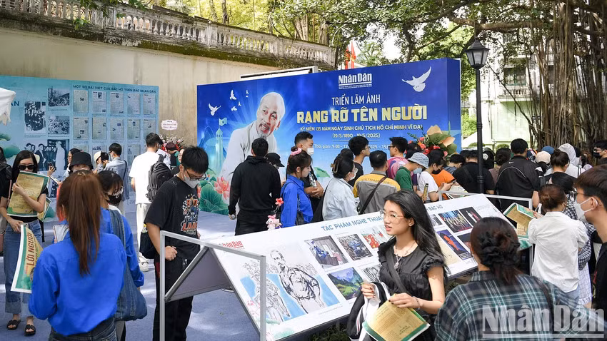 L'exposition intitulée « Rạng rỡ tên Người » (La Gloire du nom du Président Hô Chi Minh). Photo : Nhân Dân.
