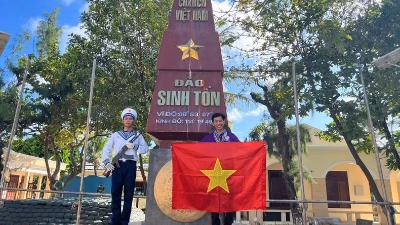 Le docteur Le Lam et les enseignants ont parcouru de nombreux lieux pour recueillir des drapeaux nationaux. Photo : NDEL.