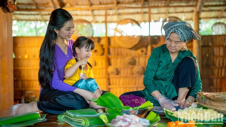 Avec des ingrédients simples et accessibles tels que la farine de riz, le riz gluant, la noix de coco, le sucre, les haricots mungo, la banane,... grâce à l'habileté et à la créativité des habitants locaux, ces éléments se transforment en de délicieux gâteaux, savoureux et uniques, aux caractéristiques inoubliables. Avec des ingrédients simples et accessibles tels que la farine de riz, le riz gluant, la noix de coco, le sucre, les haricots mungo, la banane,... grâce à l'habileté et à la créativité des habitants locaux, ces éléments se transforment en de délicieux gâteaux, savoureux et uniques, aux caractéristiques inoubliables.