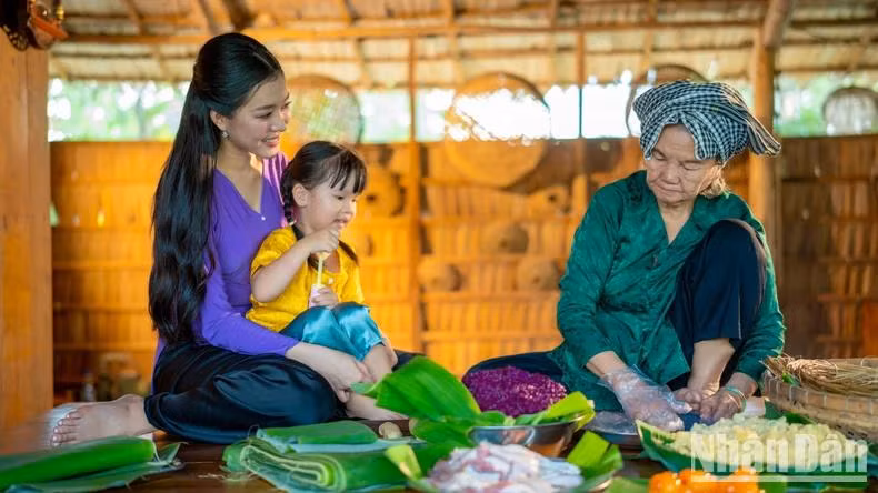 Avec des ingrédients simples et accessibles tels que la farine de riz, le riz gluant, la noix de coco, le sucre, les haricots mungo, la banane,... grâce à l'habileté et à la créativité des habitants locaux, ces éléments se transforment en de délicieux gâteaux, savoureux et uniques, aux caractéristiques inoubliables.