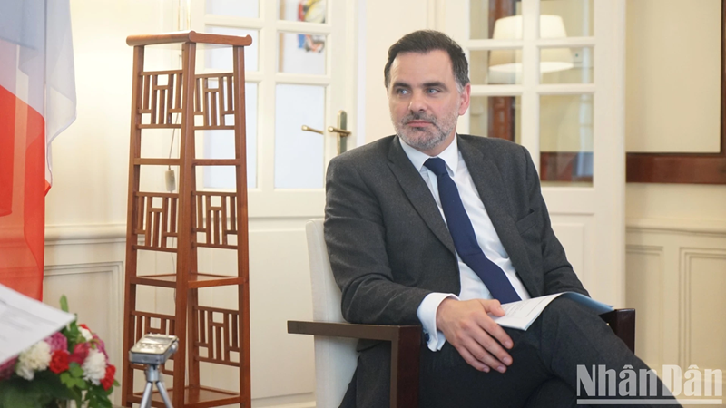 Le ministre délégué chargé du Commerce extérieur et des Français de l'étranger, Laurent Saint-Martin lors d'une interview accordée au Journal Nhân Dân. Photo : NDEL.