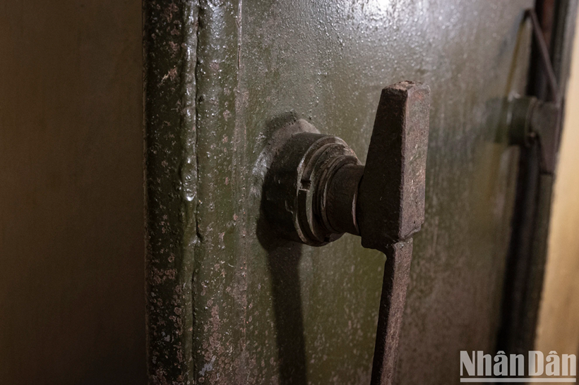 La porte d'entrée est en acier peint en vert, d'une épaisseur de 12 cm, capable d'empêcher l'infiltration d'eau et de gaz toxiques.