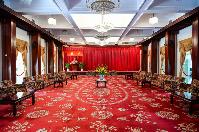 L'architecture du Palais de l’Indépendance se caractérise par une fusion élégante entre le style moderne et traditionnel. Conçu à l'origine comme bureau et résidence du président, le palais présente une organisation fonctionnelle claire : un espace de travail pour le président et l'administration, des espaces privés pour la famille, des zones de soutien et un réseau de bunkers solides pour la sécurité.