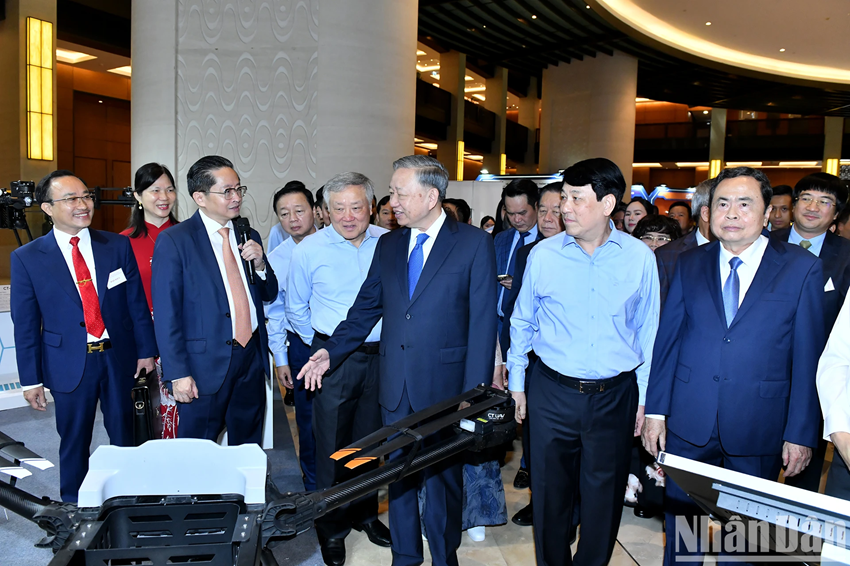 Le secrétaire général du PCV To Lam visite une exposition sur les réalisations du secteur privé ảnh 2 Le secrétaire général du PCV To Lam visite une exposition sur les réalisations du secteur privé ảnh 2