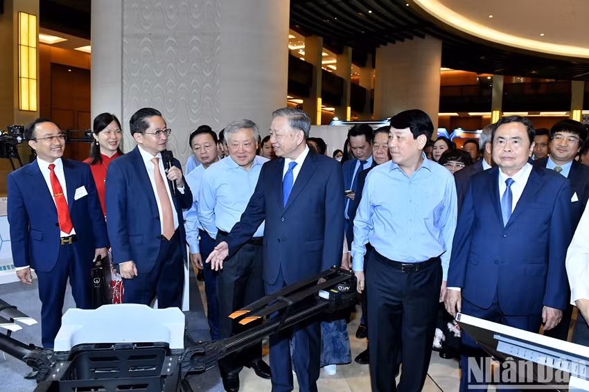 Le secrétaire général du PCV To Lam visite une exposition sur les réalisations du secteur privé ảnh 2