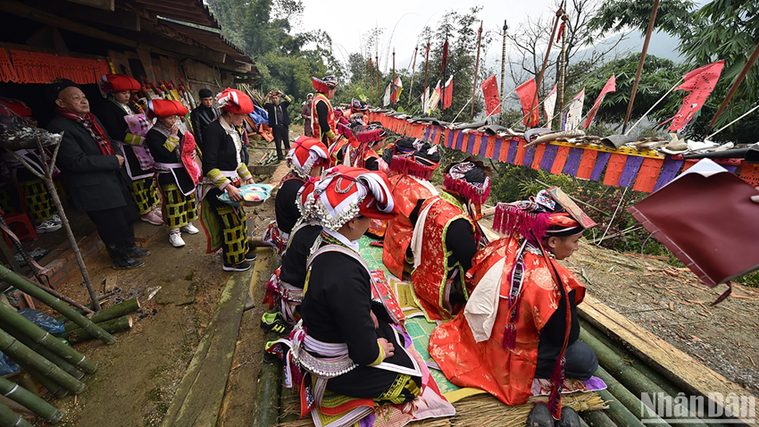 La cérémonie du cap sac se déroule à la fois à l’intérieur et en plein air. Photo : NDEL. La cérémonie du cap sac se déroule à la fois à l’intérieur et en plein air. Photo : NDEL.