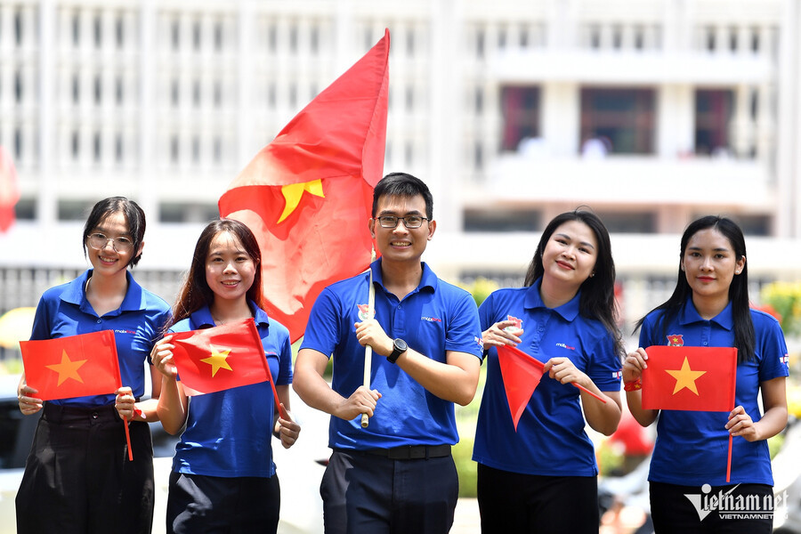 L'amour de la Patrie envahit les rues de Hô Chi Minh-Ville à la fin du mois d'avril ảnh 1