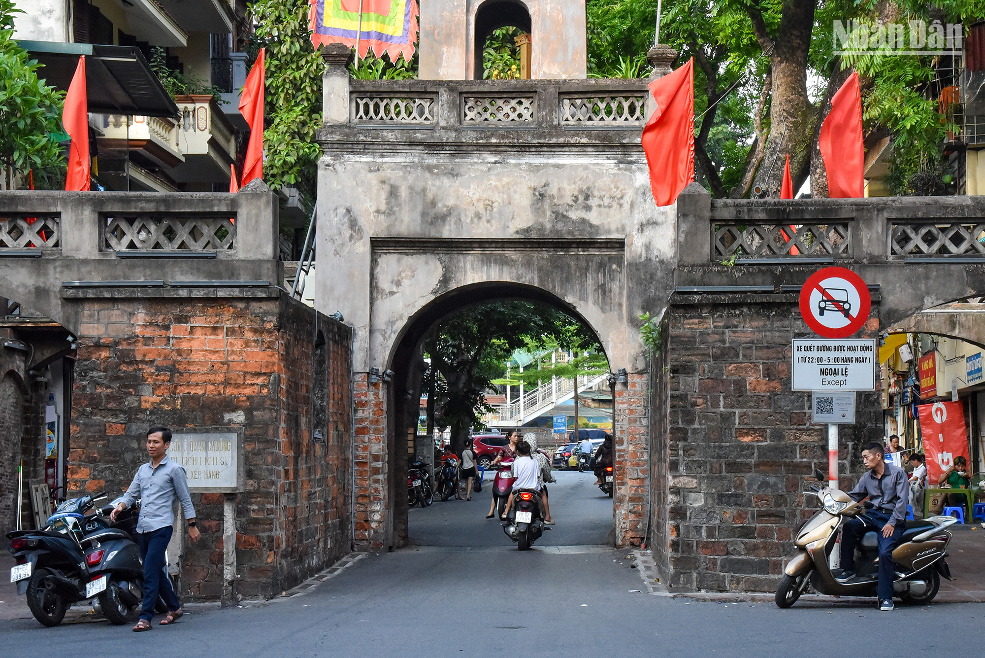 La rue Ô Quan Chuong de 75 m de long relie Ô Quan Chuong, une porte de l’ancienne citadelle royale de Thang Long, à la rue Trân Nhât Duât. Elle se trouve dans le quartier de Dông Xuân, arrondissement de Hoàn Kiêm. Bien que cette rue n’ait qu’une dizaine de maisons, elle est située dans un quartier d’affaires animé. La rue Ô Quan Chuong de 75 m de long relie Ô Quan Chuong, une porte de l’ancienne citadelle royale de Thang Long, à la rue Trân Nhât Duât. Elle se trouve dans le quartier de Dông Xuân, arrondissement de Hoàn Kiêm. Bien que cette rue n’ait qu’une dizaine de maisons, elle est située dans un quartier d’affaires animé.