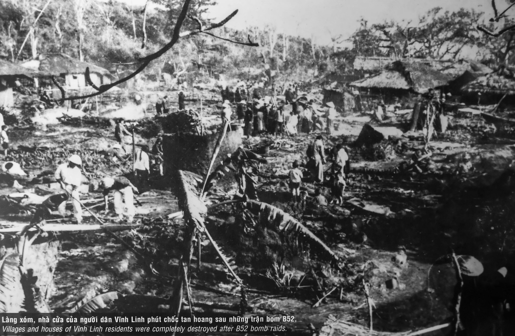 Durant la guerre de résistance contre les États-Unis, la région de Vinh Linh a subi un bombardement massif. Entre 1965 et 1972, l’ennemi a largué plus d’un demi-million de tonnes de bombes et de munitions sur cette région. En moyenne, chaque habitant de Vinh Linh a dû supporter 7 tonnes de bombes et de munitions de divers types.