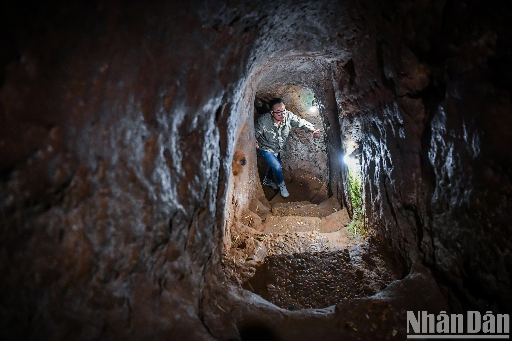 Système d’escaliers reliant les différents niveaux du tunnel de Vinh Moc.