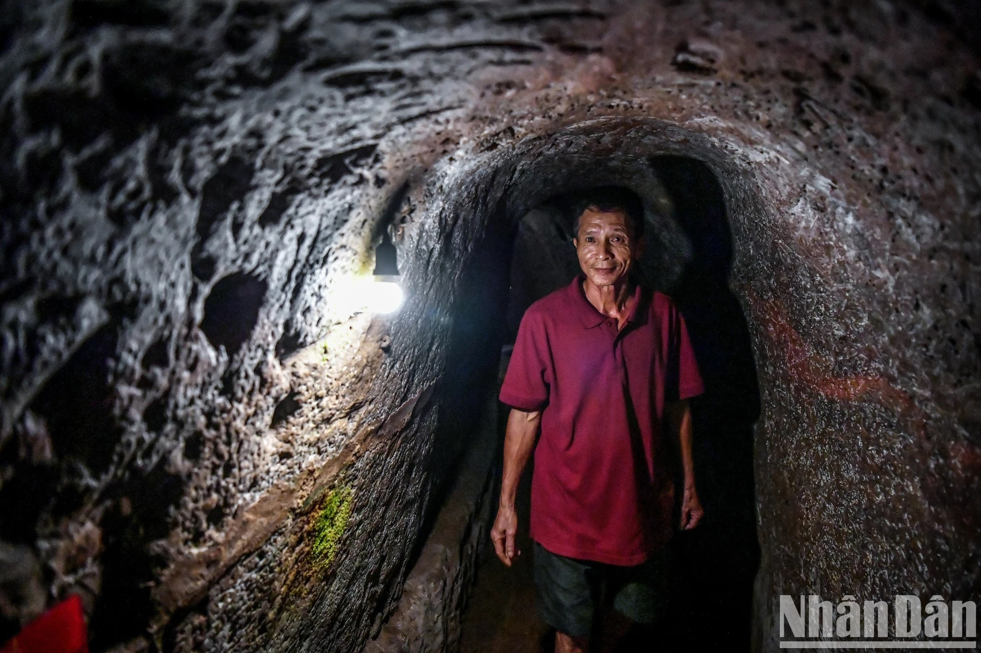 Il s’agit de l’un des 114 tunnels grands et petits creusés à travers le district de Vinh Linh, totalisant près de 42 km de longueur. Le système de tunnels comprend trois niveaux interconnectés : le premier niveau, à 12 m sous terre, abritait le siège du gouvernement et des unités militaires ; le deuxième niveau, à 15 m de profondeur, servait de lieu de vie pour les villageois.