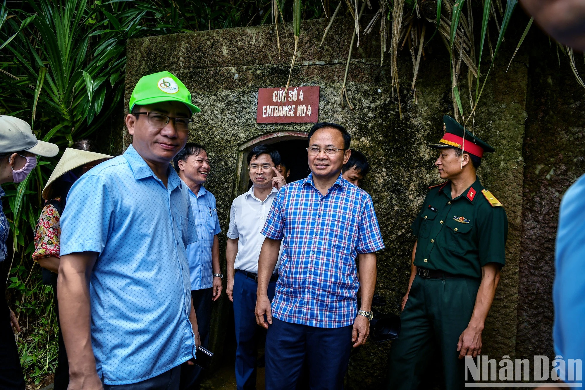 Les visiteurs apprécient la visite du tunnel de Vinh Moc.