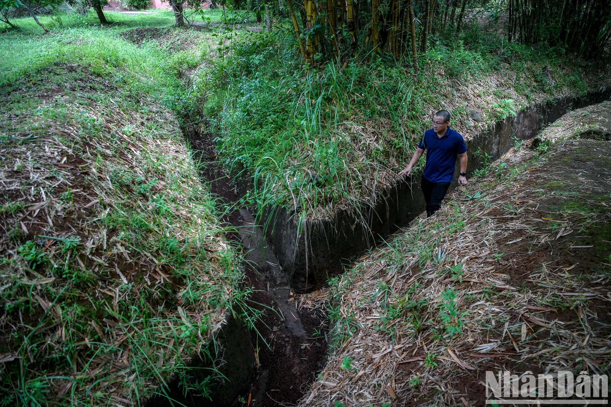 Outre le réseau de tunnels et de tranchées, le tunnel est également équipé de positions d’artillerie et de digues.