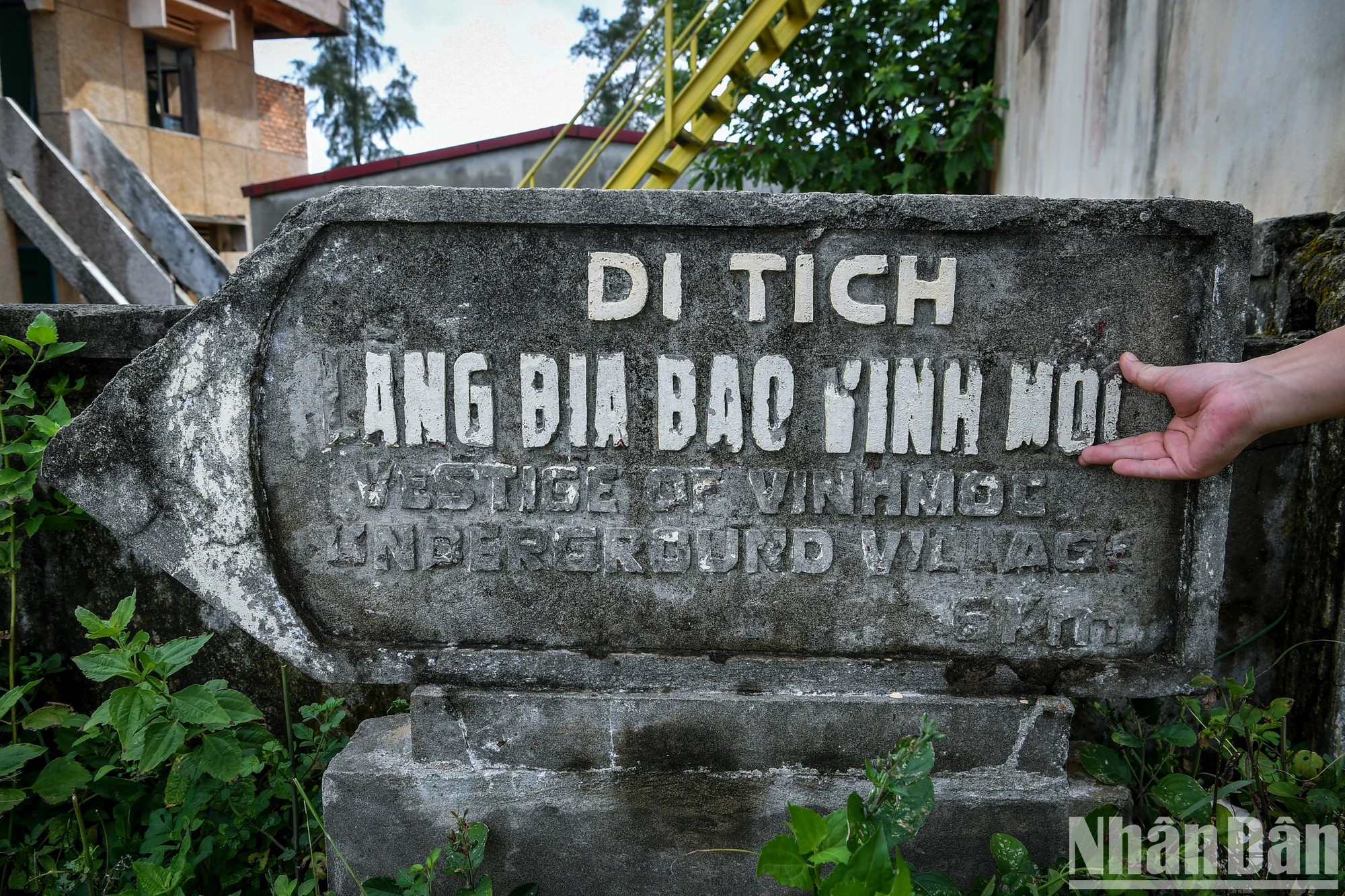 Situé à environ 6 km de la ville de Cua Tung (Vinh Linh, Quang Tri, au Centre du Vietnam), le tunnel de Vinh Moc est perçu comme une légende immortelle, un lieu qui a protégé, nourri et cultivé les germes de l’espoir pour cette région fortifiée, surnommée « bastion d’acier et de fleurs ».